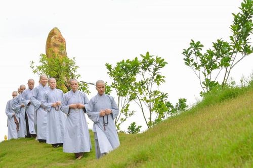 Trốn nhà đi xuất gia được không?