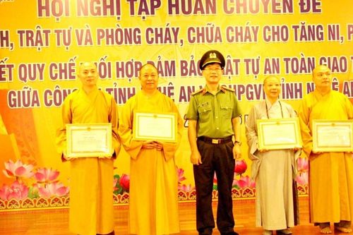 Nghệ An: Tăng Ni, Phật tử nghe phổ biến pháp luật về tôn giáo, tập huấn về phòng cháy, chữa cháy