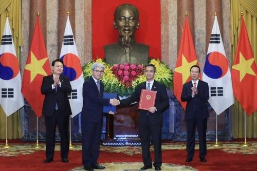 Trao bản thỏa thuận hợp tác giữa Việt Nam - Hàn Quốc giai đoạn 2023 -2030 trị giá 2 tỷ USD