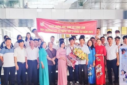Phú Thọ: Em Vũ Tùng Lâm trường THPT Chuyên Hùng Vương giành Huy chương Bạc Olympic Vật lý châu Âu
