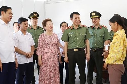 Bộ Công an trao tặng 1.000 ngôi nhà cho các hộ gia đình khó khăn ở Hà Tĩnh