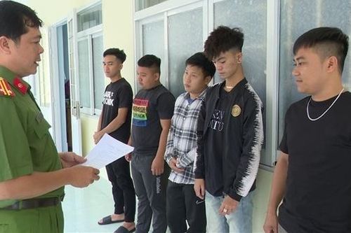 Khởi tố 5 đối tượng tạt chất bẩn để đòi nợ