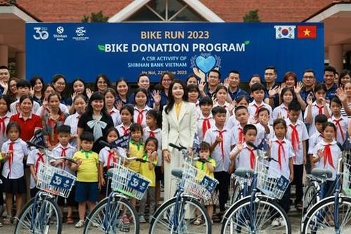 Tặng xe đạp và học bổng cho các em học sinh ở Làng SOS Việt Nam