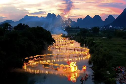 Thuyền rồng dài 550m diễu hành trên sông