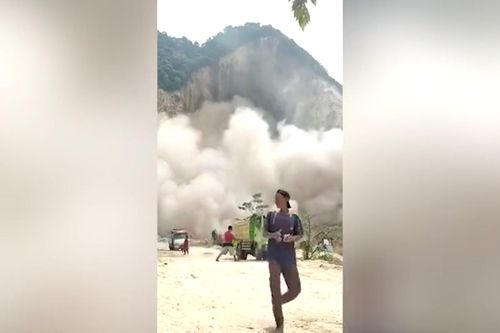Lở đất kinh hoàng ở mỏ đá, công nhân tháo chạy