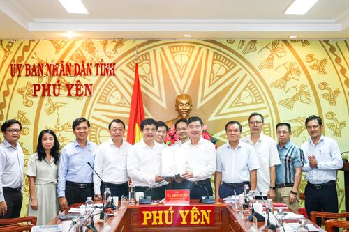 FPT đề xuất phát triển giáo dục và chuyển đổi số toàn diện với Phú Yên