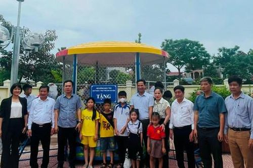 Bàn giao thiết bị vui chơi và tặng quà trẻ có hoàn cảnh khó khăn