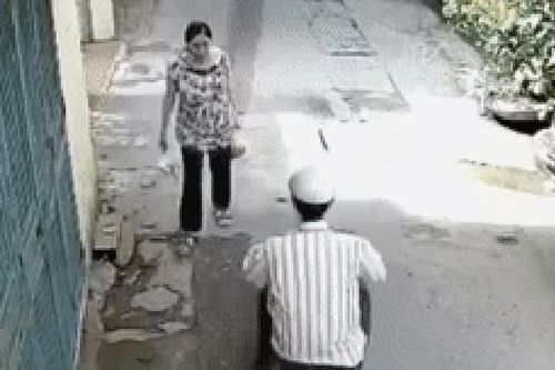 Giây phút hãi hùng của người phụ nữ ngã văng xuống đường khi bị cướp tấn công trên phố Hà Nội