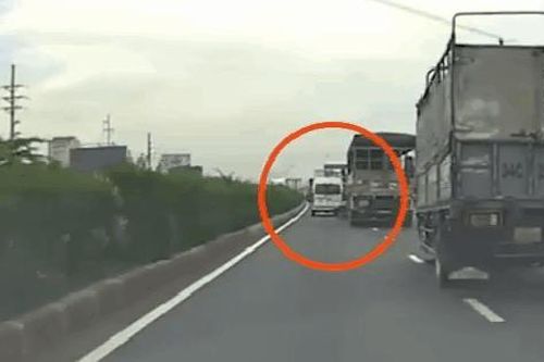 Pha xử lý 'khó đỡ' của xe tải khiến xe ô tô con bị húc văng lên dải phân cách