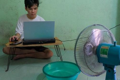 Sinh viên chật vật trong những căn phòng trọ giữa cao điểm nắng nóng
