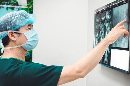 Cách lấy sạch 4 viên sỏi thận kích thước 'khủng' trong 2 giờ