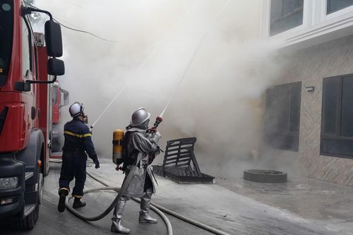 Khói bao trùm xe thang trong tình huống tiếp cận cứu người mắc kẹt cháy giả định