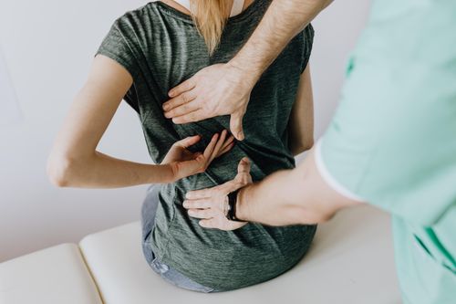 Dấu hiệu cảnh báo bạn bị gù vẹo cột sống