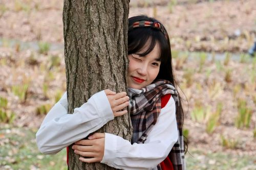 Cô gái nổi tiếng nhờ sở thích ôm cây