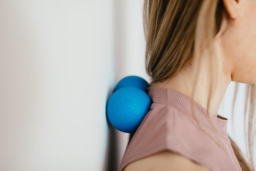 Ngã gãy đốt sống cổ khi trèo cây hái vải