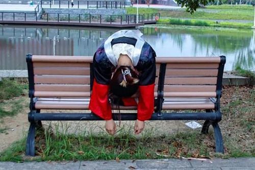 Trào lưu chụp ảnh tốt nghiệp kỳ lạ gây sốt ở Trung Quốc