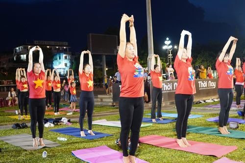 Gần 1.000 người tham gia Ngày quốc tế Yoga tại Quảng Ngãi