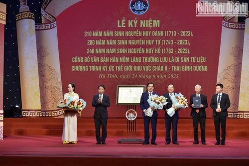 Hà Tĩnh đón nhận di sản tư liệu thế giới 'Văn bản Hán Nôm làng Trường Lưu'
