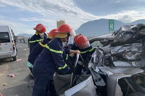 Tai nạn trên đường cao tốc Nha Trang - Cam Lâm làm 2 người chết và 3 người bị thương