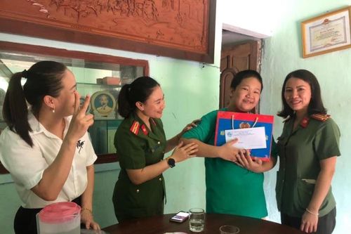 Nêu cao tinh thần 'Vì nhân dân'