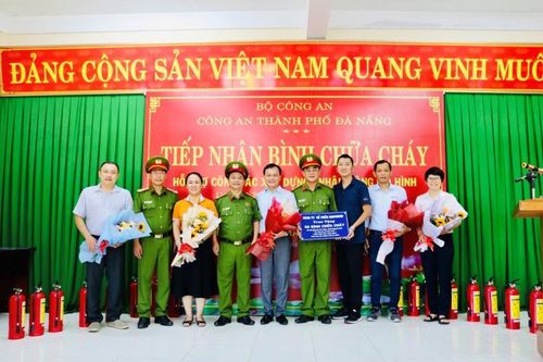 Tiếp nhận 500 bình chữa cháy từ nguồn xã hội hóa hỗ trợ xây dựng các mô hình về an toàn PCCC