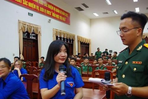 Bạn trẻ hào hứng với Tọa đàm 'Tuổi trẻ với tình yêu và lẽ sống'