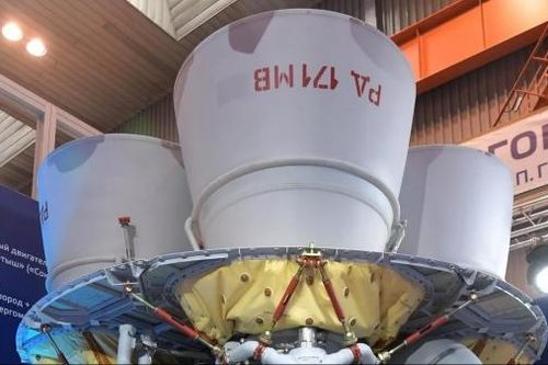 Nga triển khai đoàn xe quân sự trên cao tốc M-4 nối với Moscow; hoàn thành chế tạo động cơ tên lửa dùng nhiên liệu lỏng mạnh nhất thế giới