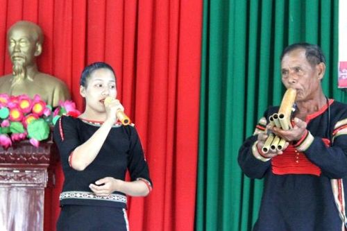 Truyền dạy diễn xướng, hát kể sử thi, hát vần của người Êđê ở Đắk Lắk