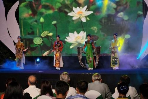 Nhiều hoạt động hấp dẫn trong Ngày hội tôn vinh đặc sản và thương hiệu sen Huế