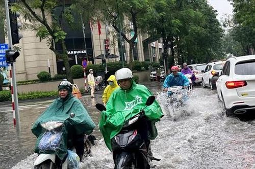Vì sao cứ mưa rào hạ tầng thoát nước Hà Nội lại 'tê liệt'?