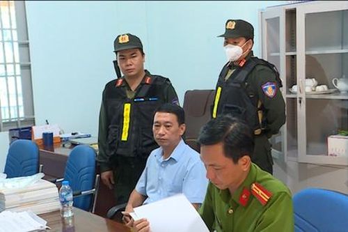Bắt lãnh đạo trung tâm đào tạo lái xe ở TPHCM