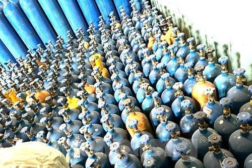 Kiểm tra kho hàng, bất ngờ phát hiện hàng nghìn bình khí cười