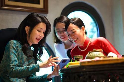 Phu nhân Chủ tịch nước cùng Phu nhân Tổng thống Hàn Quốc thưởng trà, xem trình diễn áo dài