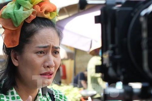 Hậu trường cảnh Bình (Minh Cúc) khóc nức nở với Luyến (Thanh Hương)