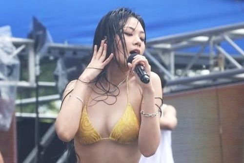 Lễ hội gây tranh cãi vì nhiều ca sĩ nữ mặc quá phản cảm