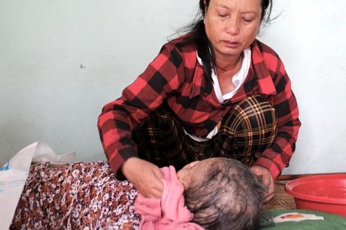 Góa phụ rơi nước mắt, thương con trai bỏ học làm công nhân nuôi cả nhà