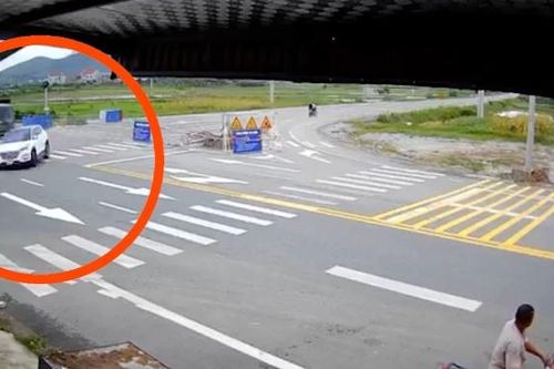 'Phóng như bay' qua ngã tư, ô tô con suýt phải trả giá cực đắt