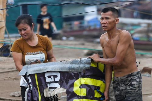 Xóm phao nay nổi mai mắc cạn khi mực nước sông Đà lên xuống thất thường