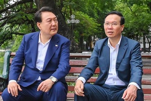 Chủ tịch nước và Tổng thống Hàn Quốc cùng hai phu nhân ăn sáng, dạo phố đi bộ