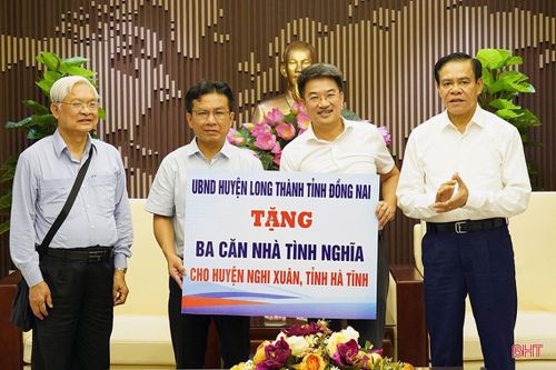 Chủ tịch UBND tỉnh chứng kiến huyện Long Thành trao hỗ trợ 3 nhà tình nghĩa ở Nghi Xuân