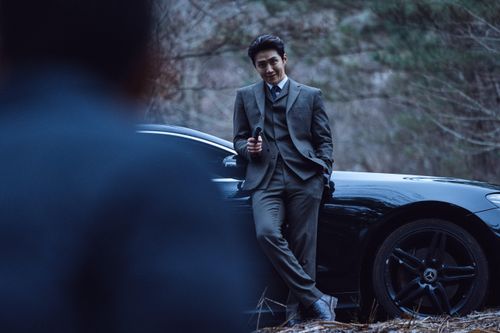 Tài tử 'Hometown Cha-cha-cha' Kim Seon Ho lột xác với vai diễn sát thủ