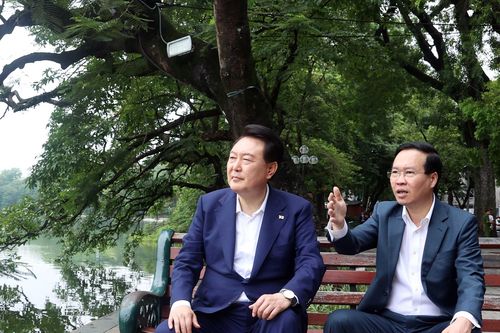 Chủ tịch nước và Tổng thống Hàn Quốc tham quan danh thắng hồ Hoàn Kiếm