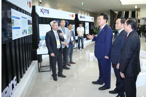 Tổng thống Hàn Quốc thăm Trung tâm nghiên cứu, phát triển của Samsung