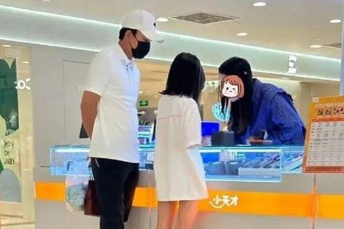 Con gái Giả Nãi Lượng và Lý Tiểu Lộ gây sốt với chiều cao vượt trội
