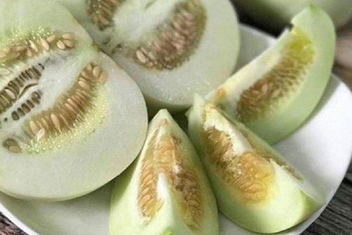 Nhập viện cấp cứu sau khi ăn dưa lê để qua đêm trong tủ lạnh