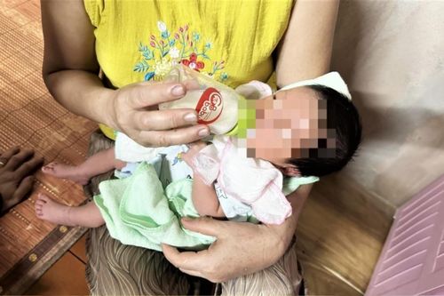 Tiếng khóc thất thanh bên cổng chùa và lòng tốt của bà con nơi vùng quê nhỏ