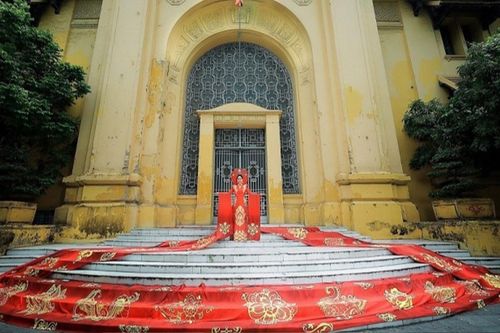 Áo dài nặng 200kg khảm trai ghi nhận kỷ lục Guinness Việt Nam