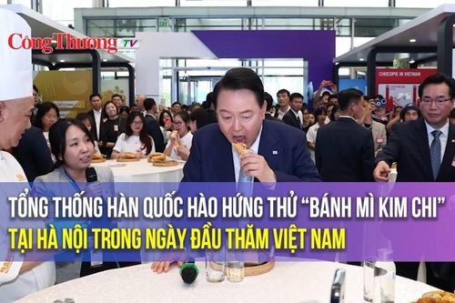 Tổng thống Hàn Quốc hào hứng thử 'bánh mì kim chi' tại Hà Nội trong ngày đầu thăm Việt Nam