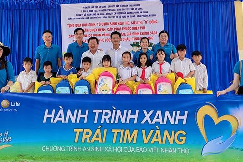 Mang yêu thương lên vùng biên giới Tân Châu
