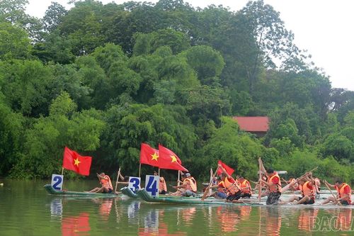 Hàng nghìn người đổ về xem đua mảng trên sông Chảy
